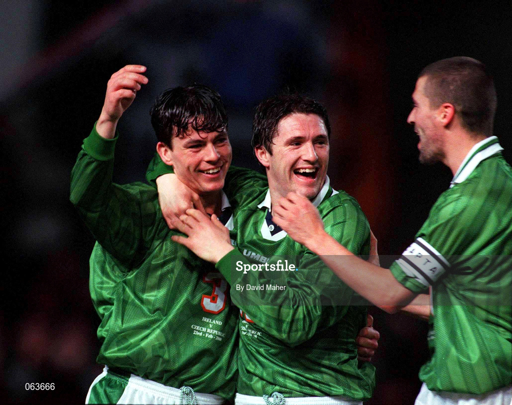 23 February 2000; Ian Harte, left, of Republic of Ireland celebrates after scoring his side's second goal with team-mates Robbie Keane, centre, and Roy Keane during the International Friendly match between Republic of Ireland and Czech Republic at Lansdowne Road in Dublin. Photo by David Maher/Sportsfile