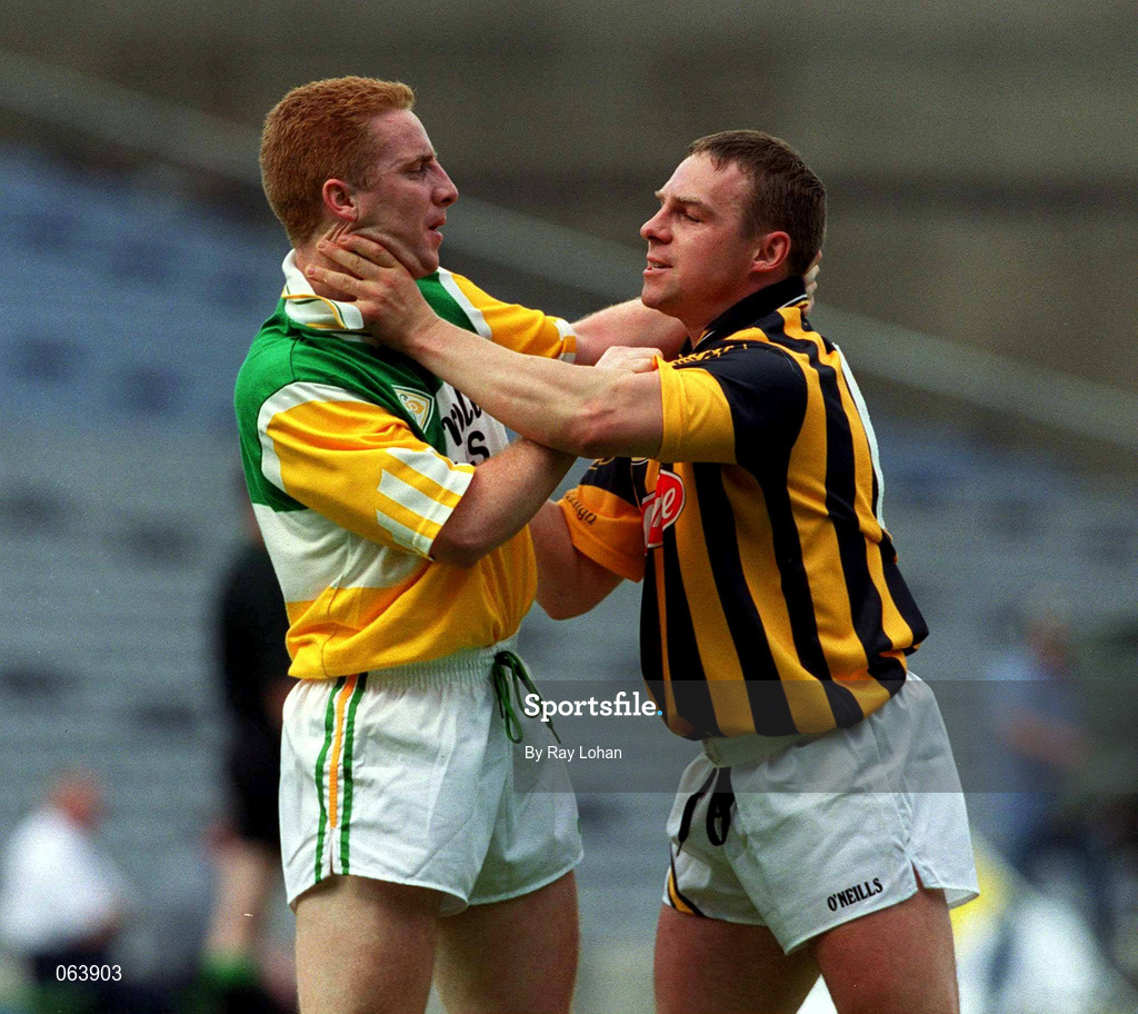 10 June 2001; Simon Whelahan of Offaly tussles with Charlie Carter of Kilkenny during the Guinness Leinster Senior Hurling Championship Semi-Final match between Kilkenny and Offaly at Croke Park in Dublin. Photo by Ray Lohan/Sportsfile
