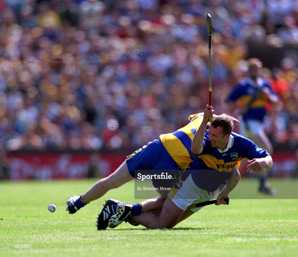 3 June 2001; Brian O'Meara of Tipperary in action against David Hoey of Clare during the Guinness Munster Senior Hurling Championship Semi-Final match between Tipperary and Clare at Páirc Uí Chaoimh in Cork. Photo by Brendan Moran/Sportsfile