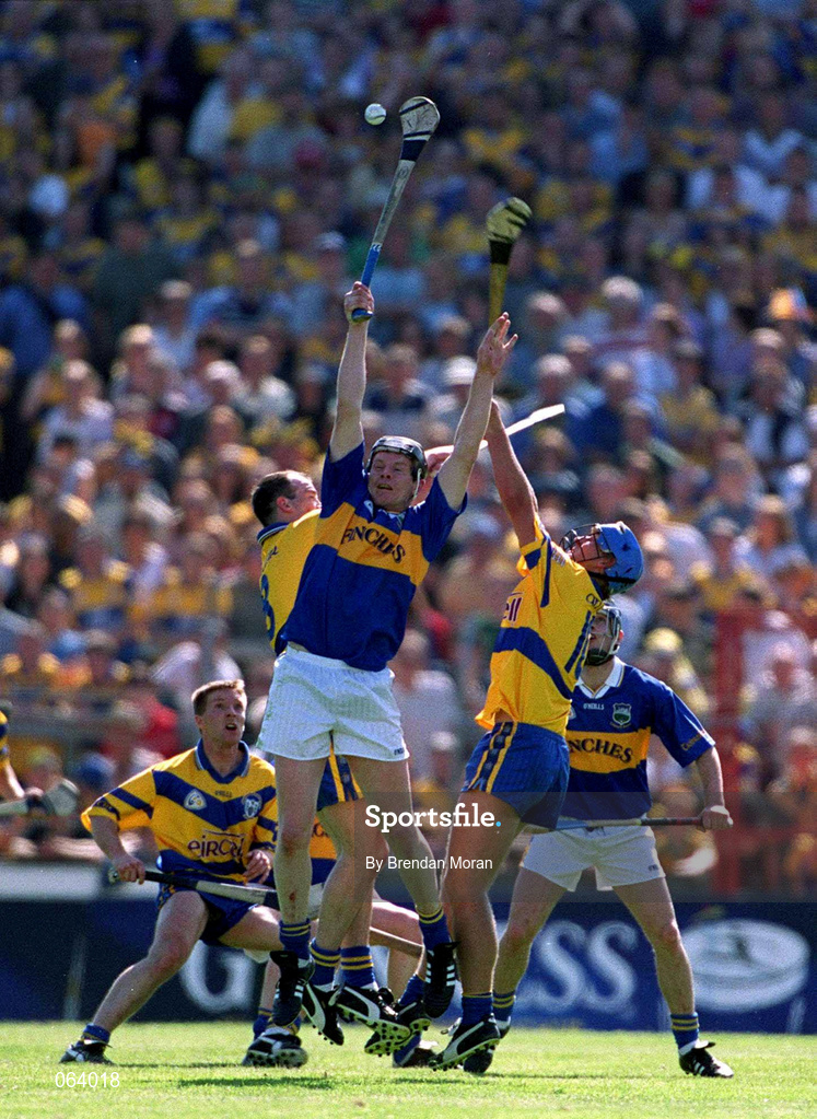 3 June 2001; Conor Gleeson of Tipperary contests a high ball against Ollie Baker, left, and Tony Carmody of Clare during the Guinness Munster Senior Hurling Championship Semi-Final match between Tipperary and Clare at Páirc Uí Chaoimh in Cork. Photo by Brendan Moran/Sportsfile