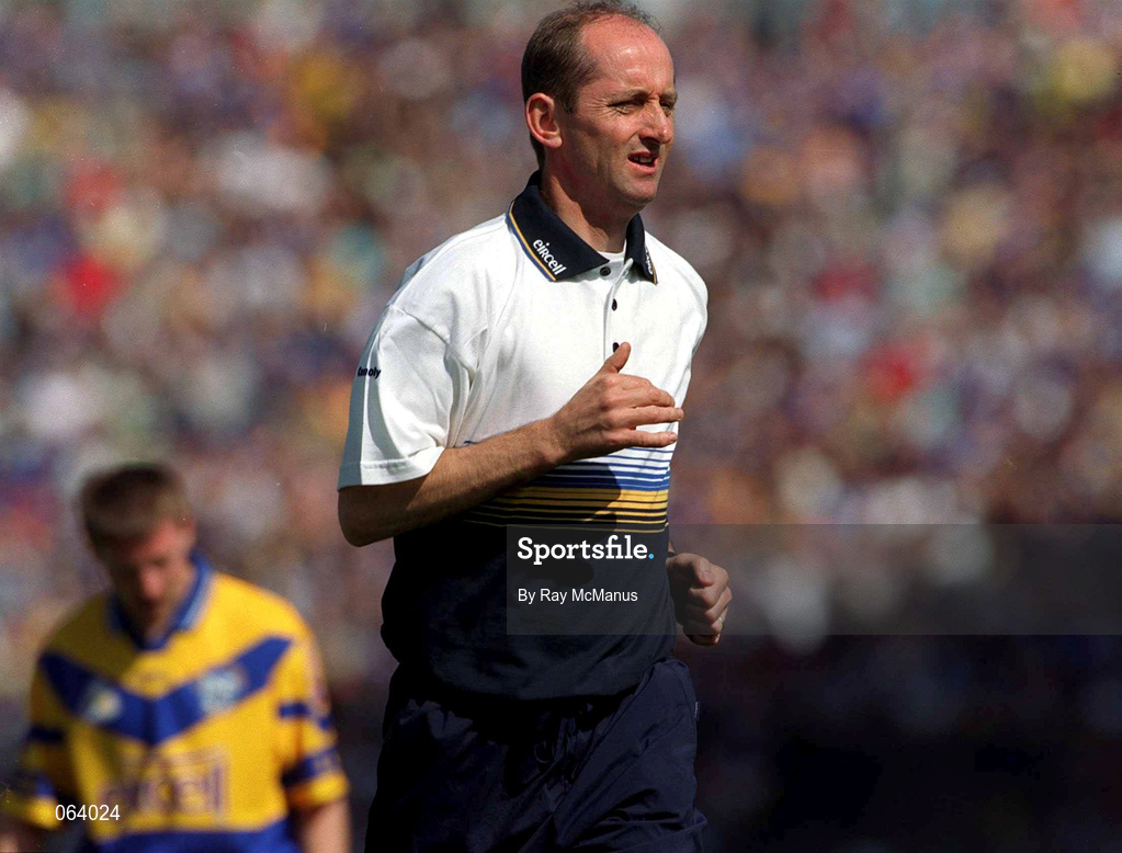 3 June 2001; Clare manager Cyril Lyons during the Guinness Munster Senior Hurling Championship Semi-Final match between Tipperary and Clare at Páirc Uí Chaoimh in Cork. Photo by Ray McManus/Sportsfile