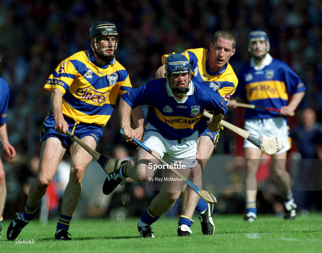 3 June 2001; Eugene O'Neill of Tipperary in action against David Hoey, right, and Gerry Quinn of Clare during the Guinness Munster Senior Hurling Championship Semi-Final match between Tipperary and Clare at Páirc Uí Chaoimh in Cork. Photo by Ray McManus/Sportsfile