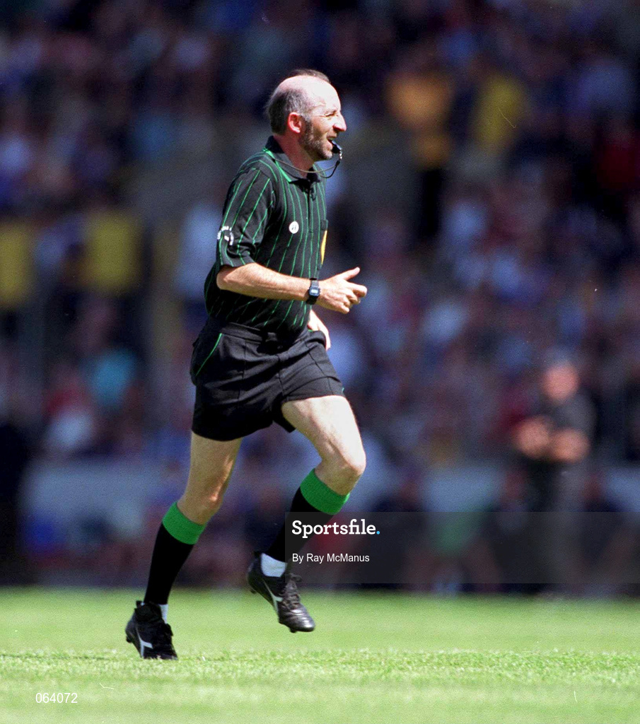 3 June 2001; Referee Joe O'Leary during the Guinness Munster Senior Hurling Championship Semi-Final match between Tipperary and Clare at Páirc Uí Chaoimh in Cork. Photo by Ray McManus/Sportsfile