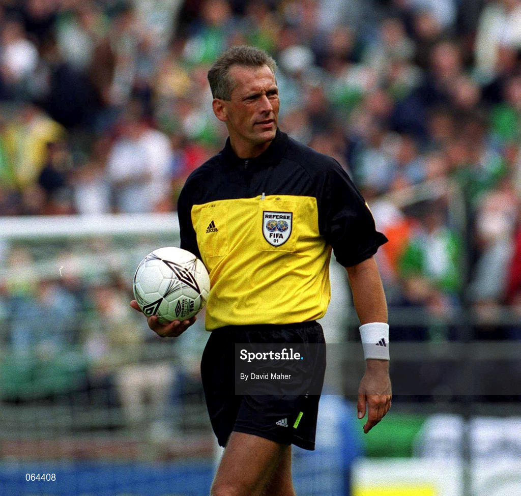 2 June 2001; Referee Knud Erik Fisker during the FIFA World Cup 2002 Group 2 Qualifier match between Republic of Ireland and Portugal at Lansdowne Road in Dublin. Photo by David Maher/Sportsfile