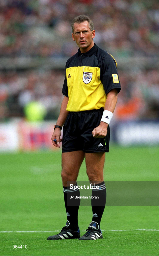 2 June 2001; Referee Knud Erik Fisker during the FIFA World Cup 2002 Group 2 Qualifier match between Republic of Ireland and Portugal at Lansdowne Road in Dublin. Photo by Brendan Moran/Sportsfile