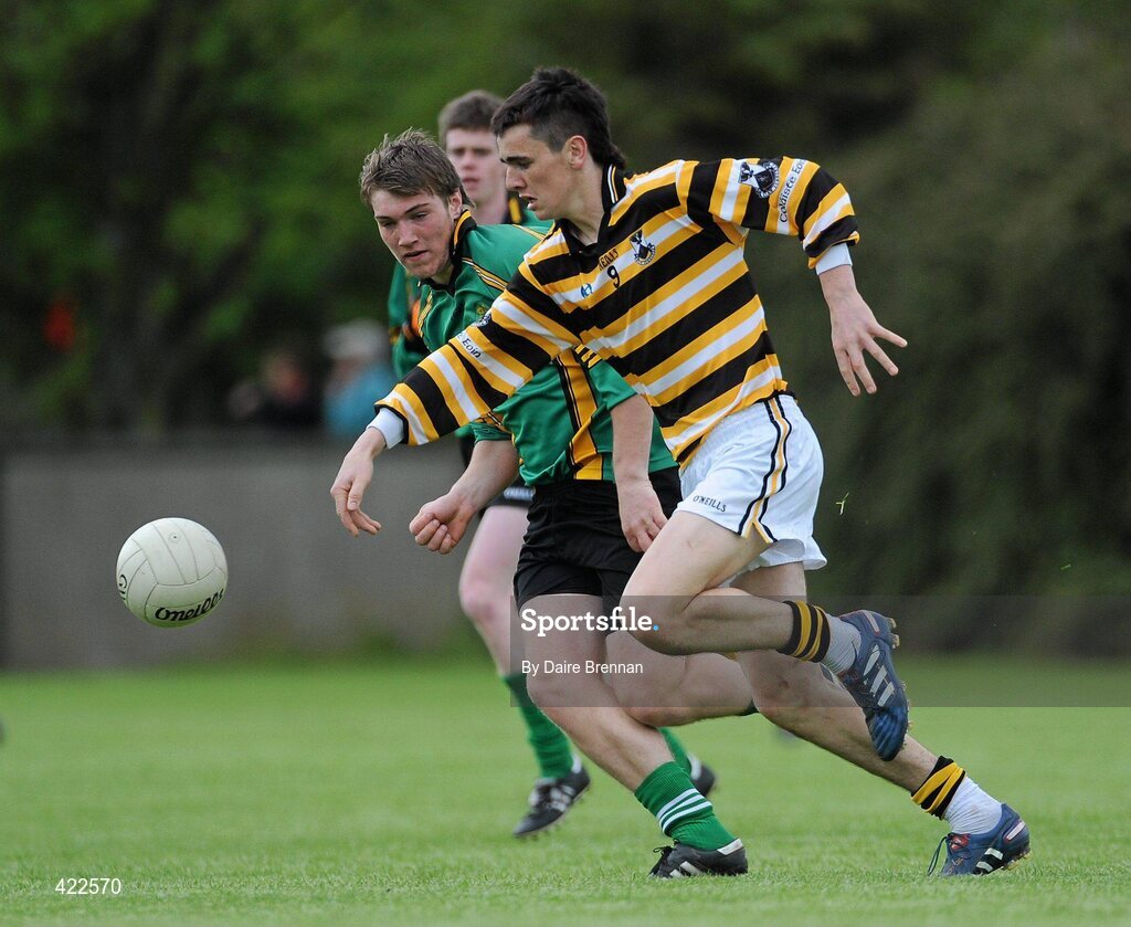 4 May 2010; D—nal Sutcliffe, Colaiste Eoin, in action against Andrew Dolan, St Benildus College. Dublin School Senior Football A Final, St Benildus College v Colaiste Eoin, O'Toole Park, Crumlin, Dublin. Picture credit: Dáire Brennan / SPORTSFILE