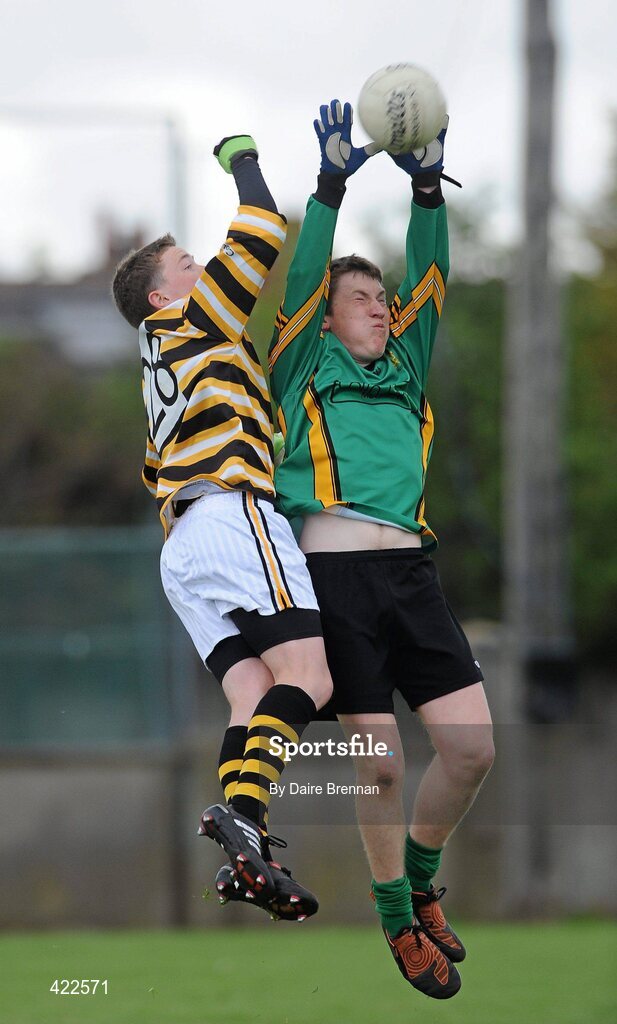4 May 2010; Colm Egan, St Benildus College, gets to the ball ahead of Mathias Mac Donncha, Colaiste Eoin. Dublin School Senior Football A Final, St Benildus College v Colaiste Eoin, O'Toole Park, Crumlin, Dublin. Picture credit: Dáire Brennan / SPORTSFILE