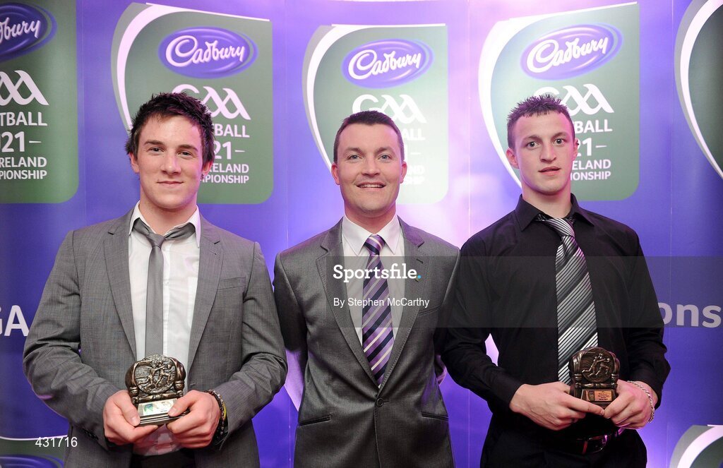 2 June 2010; Shane Guest, Senior Brand Manager, Cadbury Ireland, with Roscommon footballers Neil Collins, left, and Michael Higgins who were short listed for the 2010 Cadbury Hero of the Future Award. Neil and Michael were two of 14 shortlisted players who excelled throughout the 2010 Cadbury GAA U21 Football Championship. The 2010 Cadbury Hero of the Future Award was won by Rory O’Carroll, from Dublin. All nominees can be seen on www.cadburygaau21.com. Past winners, Colm O’Neill and Fintan Goold from Cork, Killian Young from Kerry and Keith Higgins from Mayo have gone on to represent their Counties at Senior level. Cadbury Under 21 Hero of the Future Awards, Croke Park, Dublin. Picture credit: Stephen McCarthy / SPORTSFILE