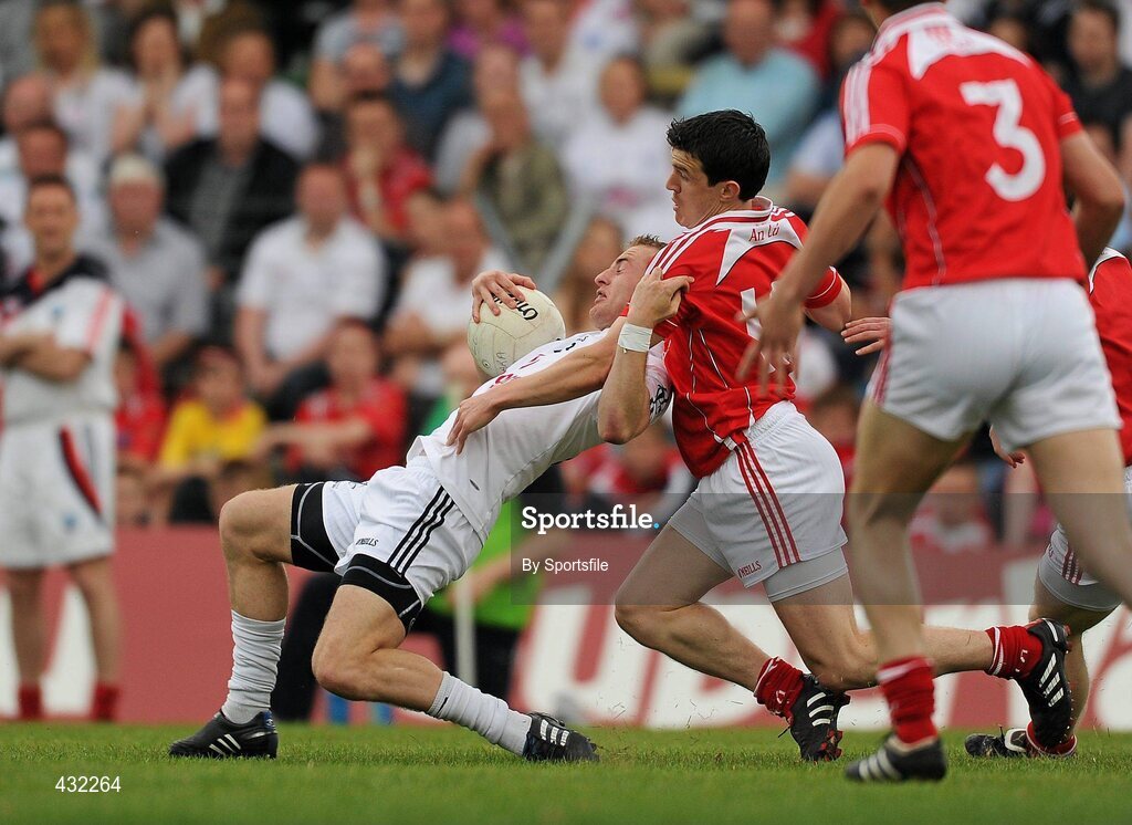 5 June 2010; Alan Smith, Kildare, in action against Adrian Reid, Louth. Leinster GAA Football Senior Championship Quarter-Final, Louth v Kildare, Pairc Tailteann, Navan, Co. Meath. Photo by Sportsfile