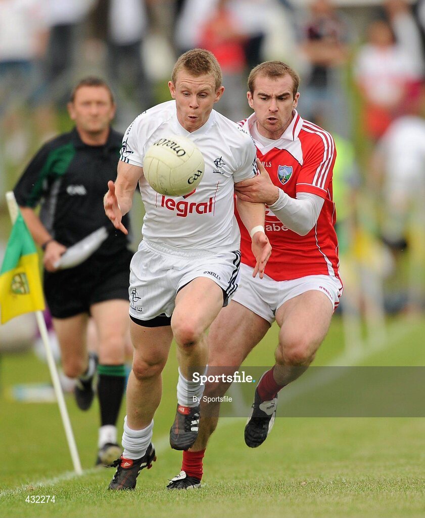 5 June 2010; Morgan O'Flaherty, Kildare, in action against Paddy Keenan, Louth. Leinster GAA Football Senior Championship Quarter-Final, Louth v Kildare, Pairc Tailteann, Navan, Co. Meath. Photo by Sportsfile