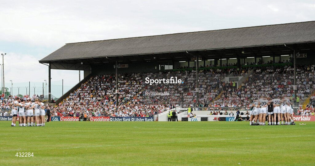 5 June 2010; The Kildare team huddle in two seperate groups before the start of the game GAA Football Senior Championship Quarter-Final, Louth v Kildare, Pairc Tailteann, Navan, Co. Meath. Photo by Sportsfile