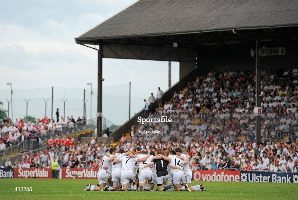 5 June 2010; The Kildare team kneel in a team huddle before the start of the game GAA Football Senior Championship Quarter-Final, Louth v Kildare, Pairc Tailteann, Navan, Co. Meath. Photo by Sportsfile