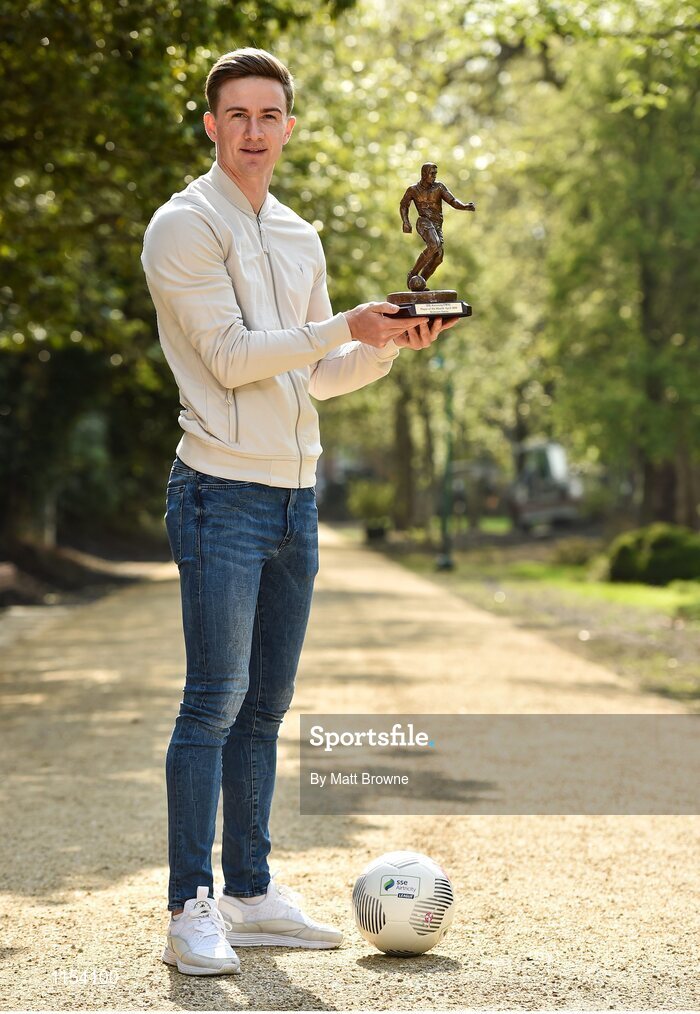 12 May 2016; Dundalk FC's Ronan Finn with the SSE Airtricity/SWAI Player of the Month Award for April 2016. Davenport Hotel, Merrion Square, Dublin. Picture credit: Matt Browne / SPORTSFILE
