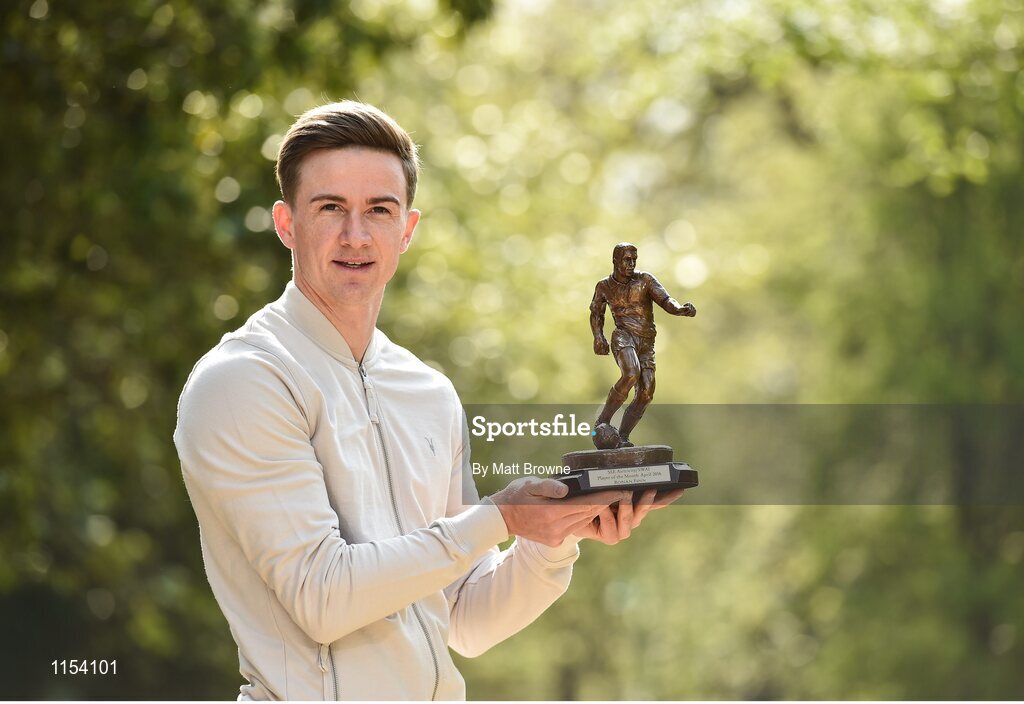12 May 2016; Dundalk FC's Ronan Finn with the SSE Airtricity/SWAI Player of the Month Award for April 2016. Davenport Hotel, Merrion Square, Dublin. Picture credit: Matt Browne / SPORTSFILE