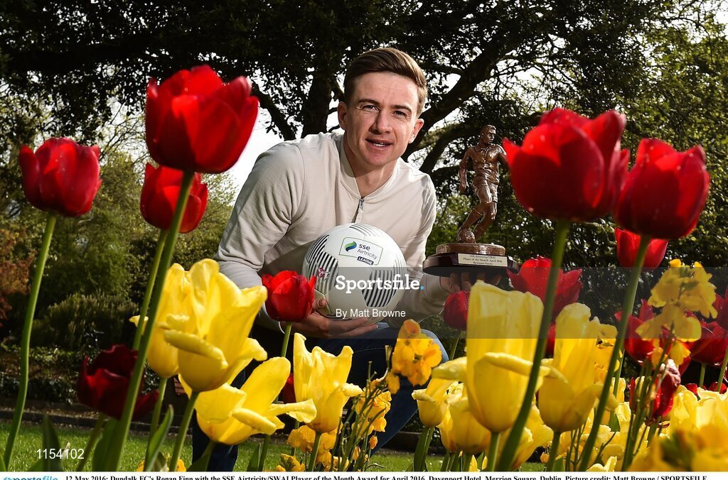 12 May 2016; Dundalk FC's Ronan Finn with the SSE Airtricity/SWAI Player of the Month Award for April 2016. Davenport Hotel, Merrion Square, Dublin. Picture credit: Matt Browne / SPORTSFILE