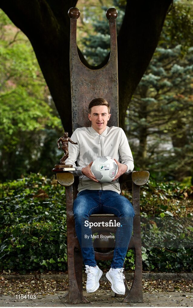 12 May 2016; Dundalk FC's Ronan Finn with the SSE Airtricity/SWAI Player of the Month Award for April 2016. Davenport Hotel, Merrion Square, Dublin. Picture credit: Matt Browne / SPORTSFILE