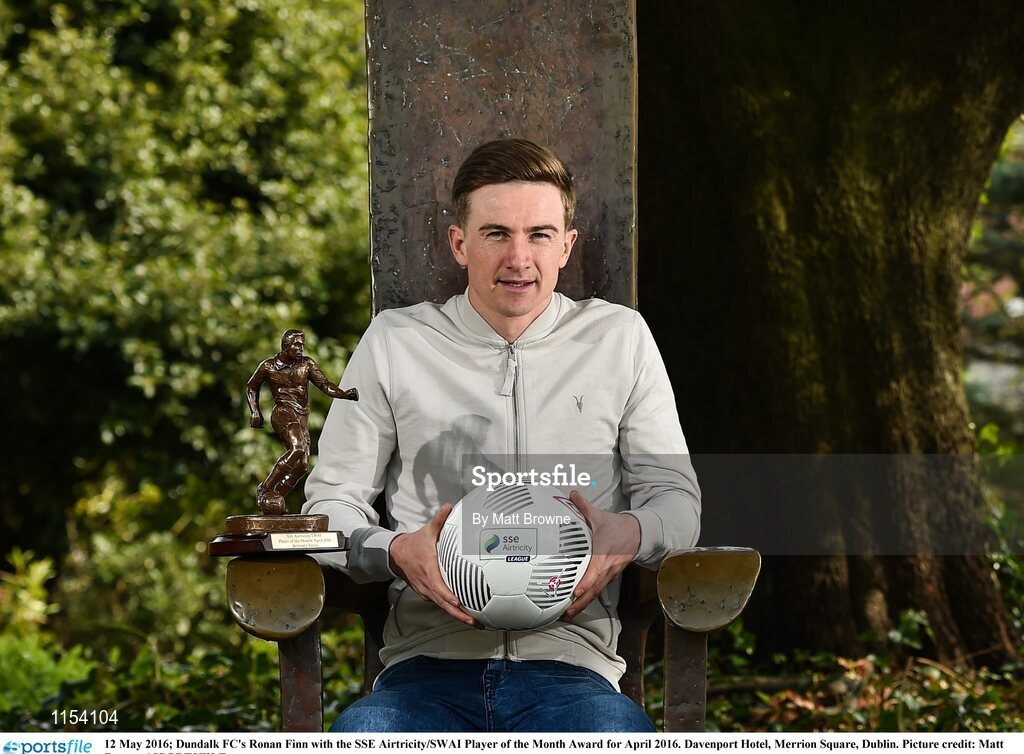 12 May 2016; Dundalk FC's Ronan Finn with the SSE Airtricity/SWAI Player of the Month Award for April 2016. Davenport Hotel, Merrion Square, Dublin. Picture credit: Matt Browne / SPORTSFILE
