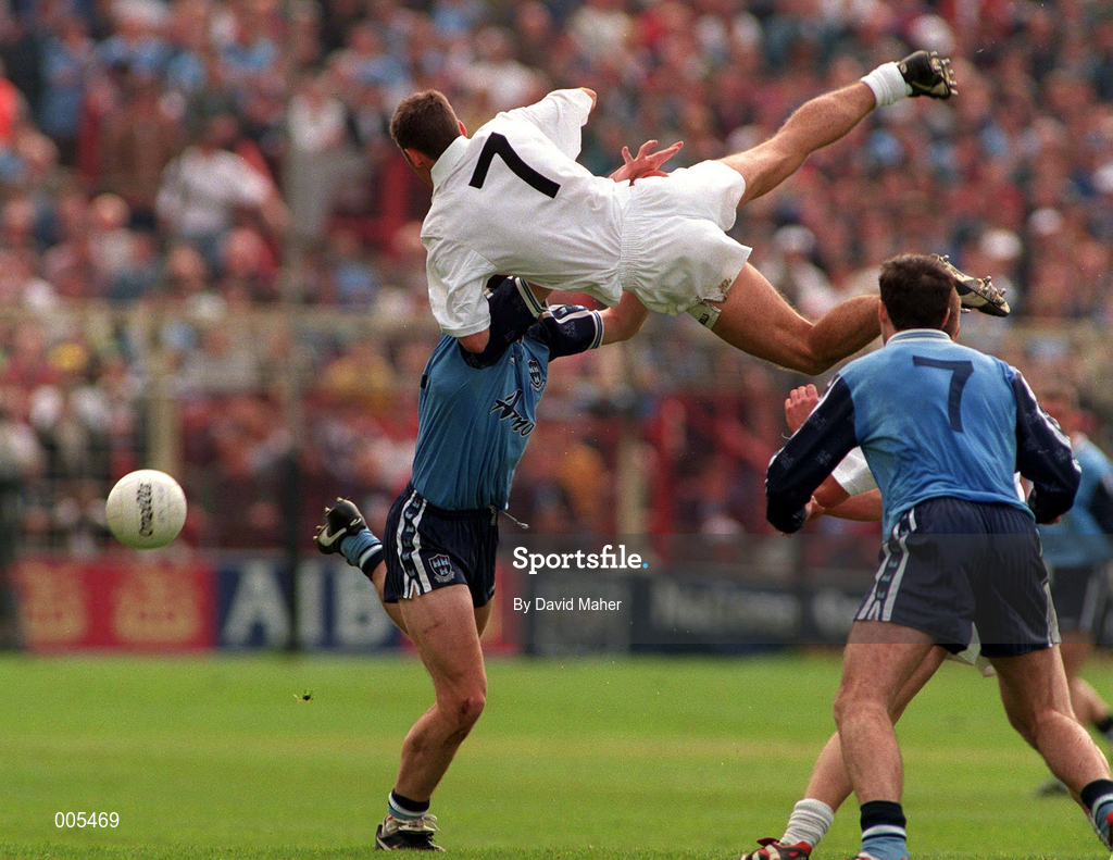 7 June 1998; Ian Robertson of Dublin in action against Anthony Rainbow of Kildare during the Leinster Senior Football Championship Quarter-Final match between Dublin and Kildare at Croke Park in Dublin. Photo by David Maher/Sportsfile