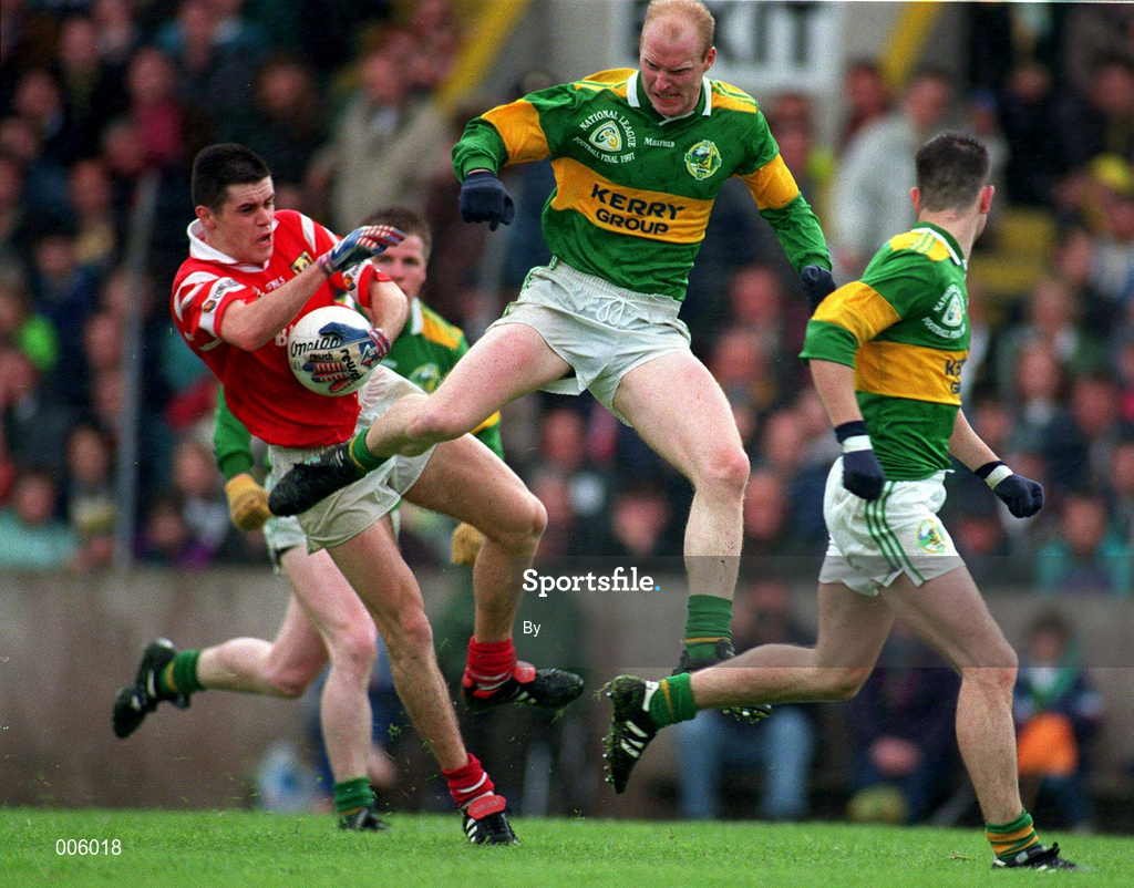4 May 1997; Cork's Martin Cronin is tackled by Kerry's Liam Flaherty. National League Football Final, Kerry v Cork, Páirc U’ Chaoimh, Cork. Picture Credit: Ray McManus / SPORTSFILE.