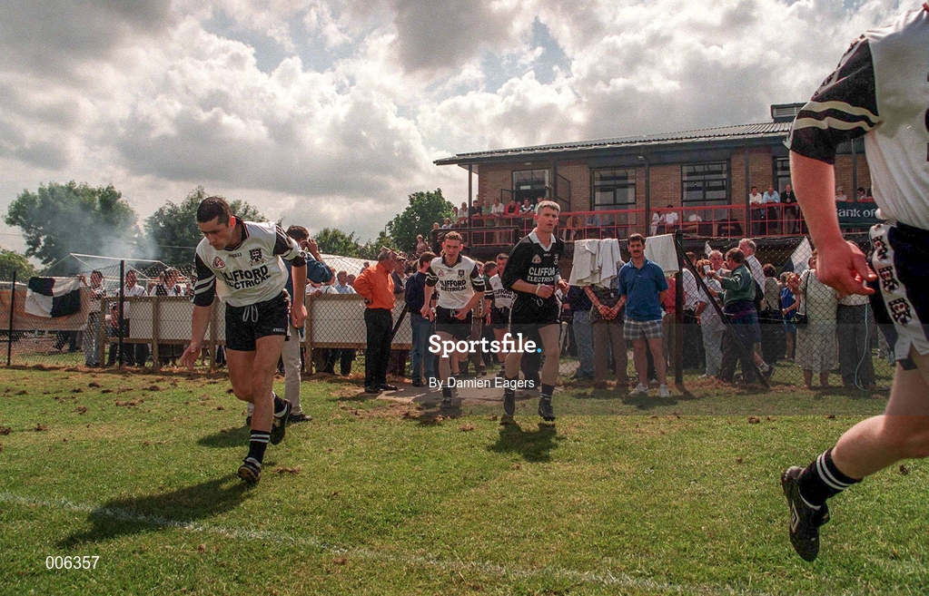 31 May 1998; The Sligo team run onto the pitch before the Connacht GAA Football Senior Championship Quarter-Final match between London and Sligo at Emerald GAA Grounds, Ruislip. Photo by Damien Eagers/Sportsfile