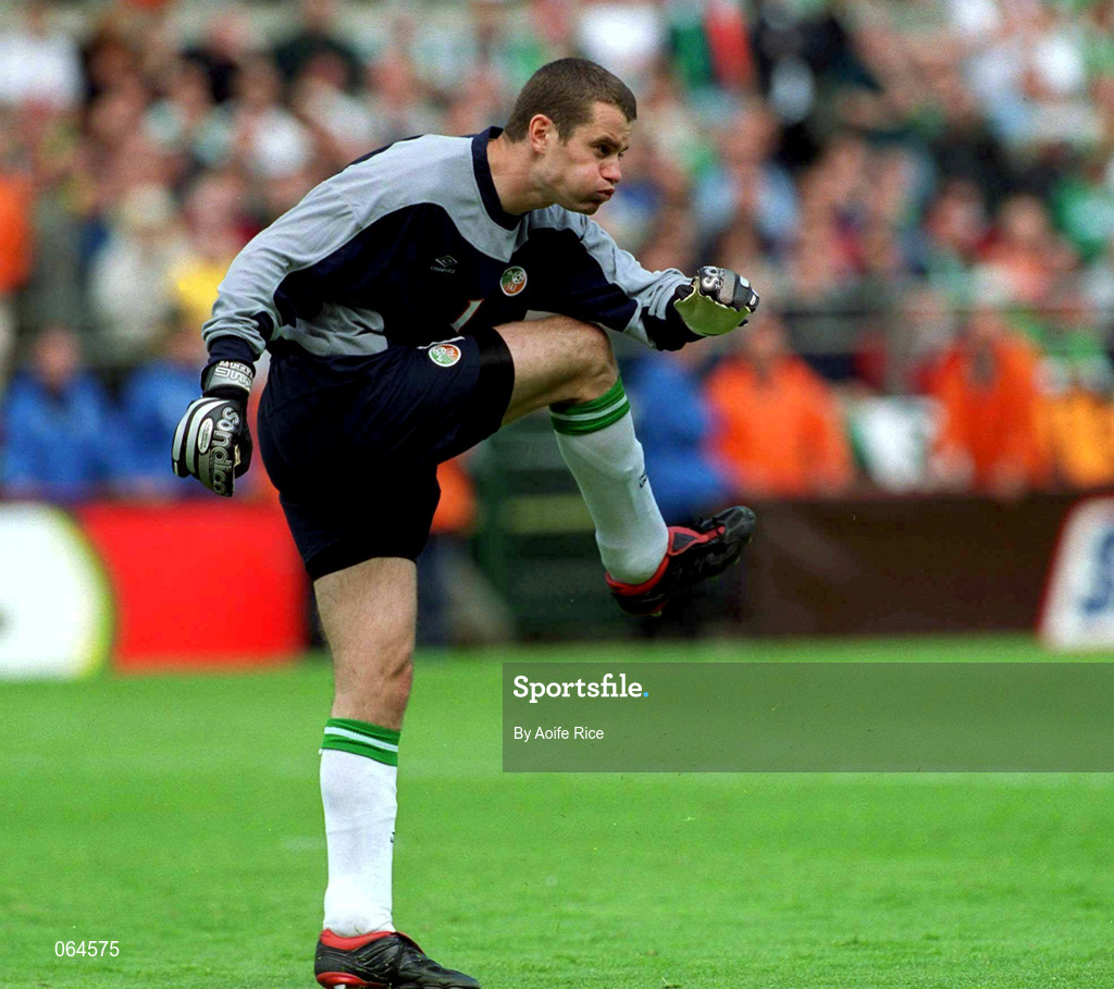 2 June 2001; Shay Given of Republic of Ireland during the FIFA World Cup 2002 Group 2 Qualifier match between Republic of Ireland and Portugal at Lansdowne Road in Dublin. Photo by Aoife Rice/Sportsfile