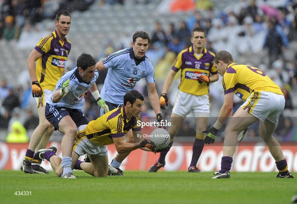 13 June 2010; Grame Molloy, Wexford, in action against Ross McConnell and Niall Corkery, Dublin. Leinster GAA Football Senior Championship Quarter-Final, Dublin v Wexford, Croke Park, Dublin. Picture credit: Oliver McVeigh / SPORTSFILE