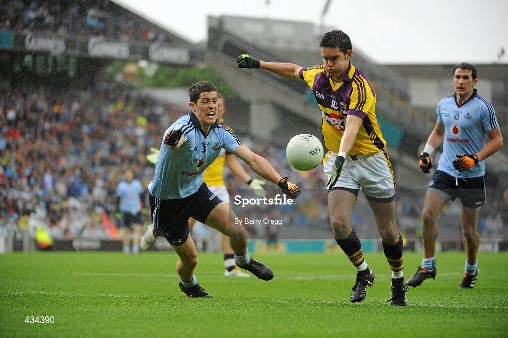 13 June 2010; Shane Roche, Wexford, in action against Rory O' Carroll, Dublin. Leinster GAA Football Senior Championship Quarter-Final, Dublin v Wexford, Croke Park, Dublin. Picture credit: Barry Cregg / SPORTSFILE