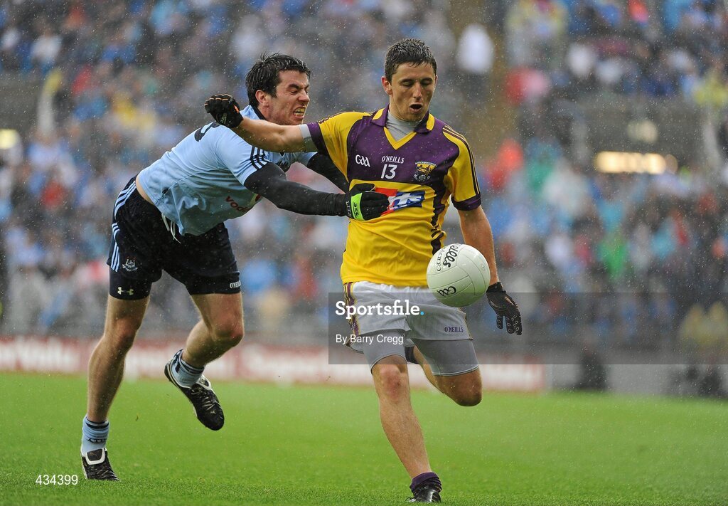 13 June 2010; Ciaran Lyng, Wexford, in action against Michael Daragh McAuley, Dublin. Leinster GAA Football Senior Championship Quarter-Final, Dublin v Wexford, Croke Park, Dublin. Picture credit: Barry Cregg / SPORTSFILE