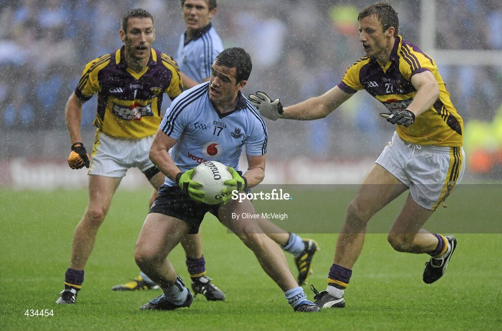 13 June 2010; Gerard Brennan, Dublin, in action against Redmond Barry and David Fogarty, Wexford. Leinster GAA Football Senior Championship Quarter-Final, Dublin v Wexford, Croke Park, Dublin. Picture credit: Oliver McVeigh / SPORTSFILE