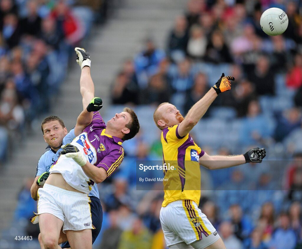 13 June 2010; Conal Keaney, Dublin, in action against Anthony Masterson, centre, and James McCarthy, Wexford. Leinster GAA Football Senior Championship Quarter-Final, Dublin v Wexford, Croke Park, Dublin. Picture credit: David Maher / SPORTSFILE