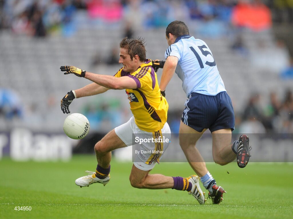 13 June 2010; Brian Malone, Wexford, in action against Kevin McManamon, Dublin. Leinster GAA Football Senior Championship Quarter-Final, Dublin v Wexford, Croke Park, Dublin. Picture credit: David Maher / SPORTSFILE