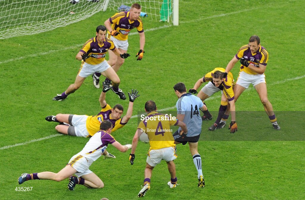 13 June 2010; Bernard Brogan, Dublin, shoots narrowly over the bar for a point. Leinster GAA Football Senior Championship Quarter-Final, Dublin v Wexford, Croke Park, Dublin. Picture credit: Brian Lawless / SPORTSFILE