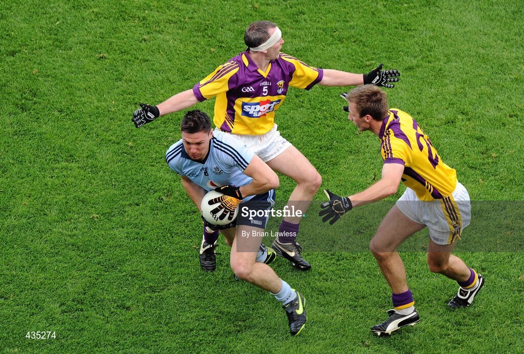 13 June 2010; Éamon Fennell, Dublin, in action against Colm Morris and David Fogarty, right, Wexford. Leinster GAA Football Senior Championship Quarter-Final, Dublin v Wexford, Croke Park, Dublin. Picture credit: Brian Lawless / SPORTSFILE