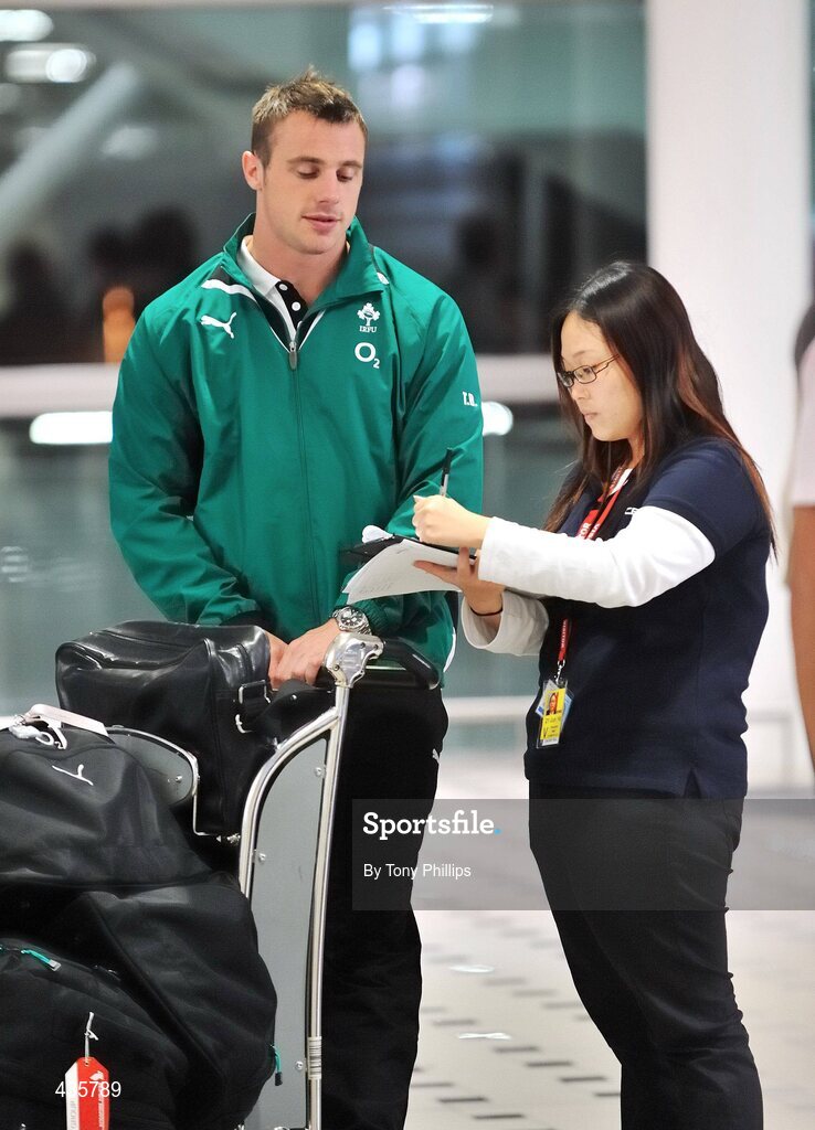 19 June 2010; Ireland's Tommy Bowe takes a survey on arrival in Brisbane Airport ahead of their game against Australia on Saturday 26 June. Brisbane Airport, Brisbane, Australia. Picture credit: Tony Phillips / SPORTSFILE