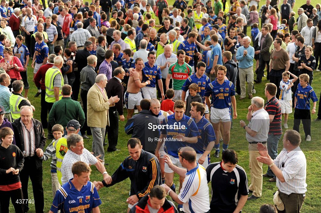 26 June 2010; The Longford players are applauded off the field. GAA Football All-Ireland Senior Championship Qualifier Round 1, Longford v Mayo, Pearse Park, Longford. Picture credit: Ray McManus / SPORTSFILE