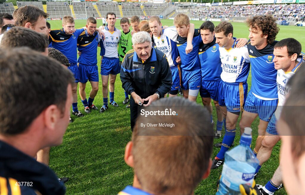 26 June 2010; Wicklow manager Mick O'Dwyer talks to his team before the game. GAA Football All-Ireland Senior Championship Qualifier Round 1, Cavan v Wicklow, Kingspan Breffni Park, Cavan. Picture credit: Oliver McVeigh / SPORTSFILE