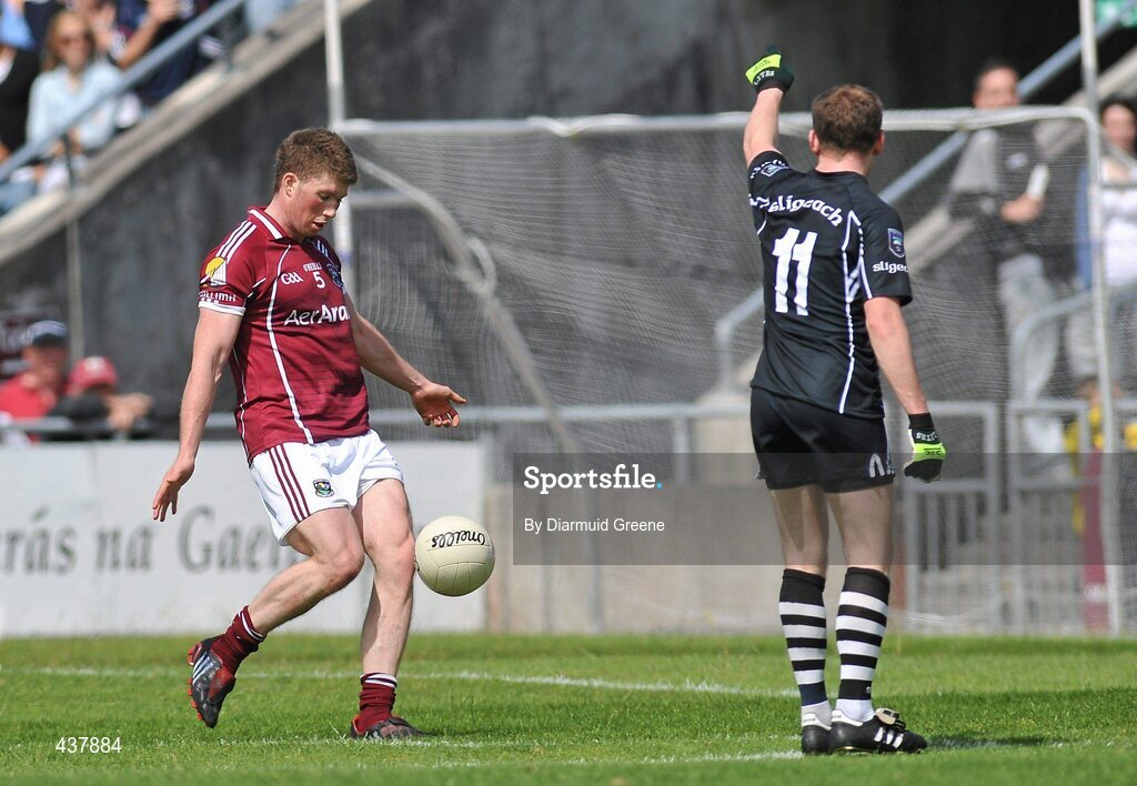 27 June 2010; Garreth Bradshaw, Galway, scores a free late into injury time to level the game. Connacht GAA Football Senior Championship Semi-Final, Galway v Sligo, Pearse Stadium, Galway. Picture credit: Diarmuid Greene / SPORTSFILE