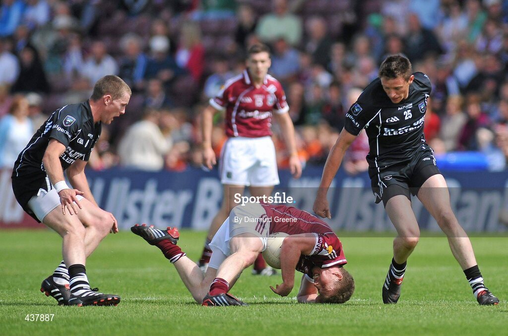 27 June 2010; Garreth Bradshaw, Galway, in action against Tony Taylor, left, and Eugene Mullen, Sligo. Connacht GAA Football Senior Championship Semi-Final, Galway v Sligo, Pearse Stadium, Galway. Picture credit: Diarmuid Greene / SPORTSFILE