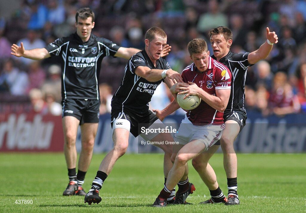 27 June 2010; Garreth Bradshaw, Galway, in action against Tony Taylor, left, and Eugene Mullen, Sligo. Connacht GAA Football Senior Championship Semi-Final, Galway v Sligo, Pearse Stadium, Galway. Picture credit: Diarmuid Greene / SPORTSFILE