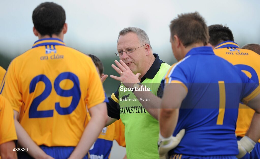 26 June 2010; Clare manager Michael McDermott speaks to his players before the start of extra time. GAA Football All-Ireland Senior Championship Qualifier Round 1, Offaly v Clare, O'Connor Park, Tullamore, Co. Offaly. Picture credit: Brendan Moran / SPORTSFILE
