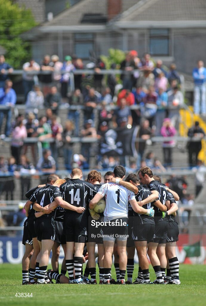 27 June 2010; The Sligo team gather together in a huddle before the game. Connacht GAA Football Senior Championship Semi-Final, Galway v Sligo, Pearse Stadium, Galway. Picture credit: Diarmuid Greene / SPORTSFILE