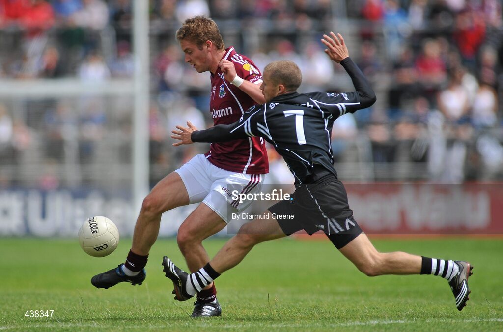 27 June 2010; Garry O'Donnell, Galway, in action against Johnny Davey, Sligo. Connacht GAA Football Senior Championship Semi-Final, Galway v Sligo, Pearse Stadium, Galway. Picture credit: Diarmuid Greene / SPORTSFILE