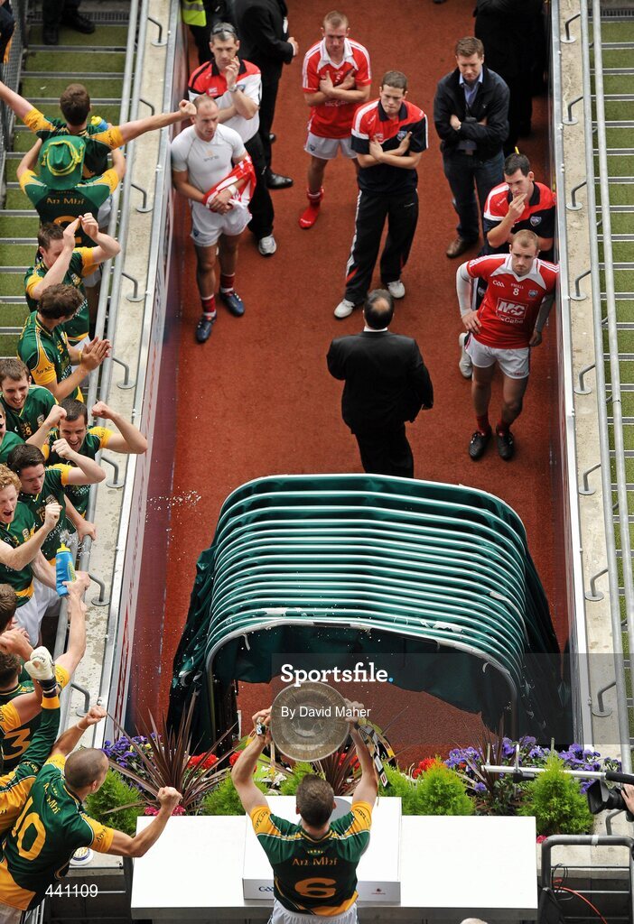 11 July 2010; Meath captain Nigel Crawford lifts the Leinster Football Senior Championship trophy as Louth captain Paddy Brennan, right, 8, and his team-mate's look on. Leinster GAA Football Senior Championship Final, Meath v Louth, Croke Park, Dublin. Picture credit: David Maher / SPORTSFILE