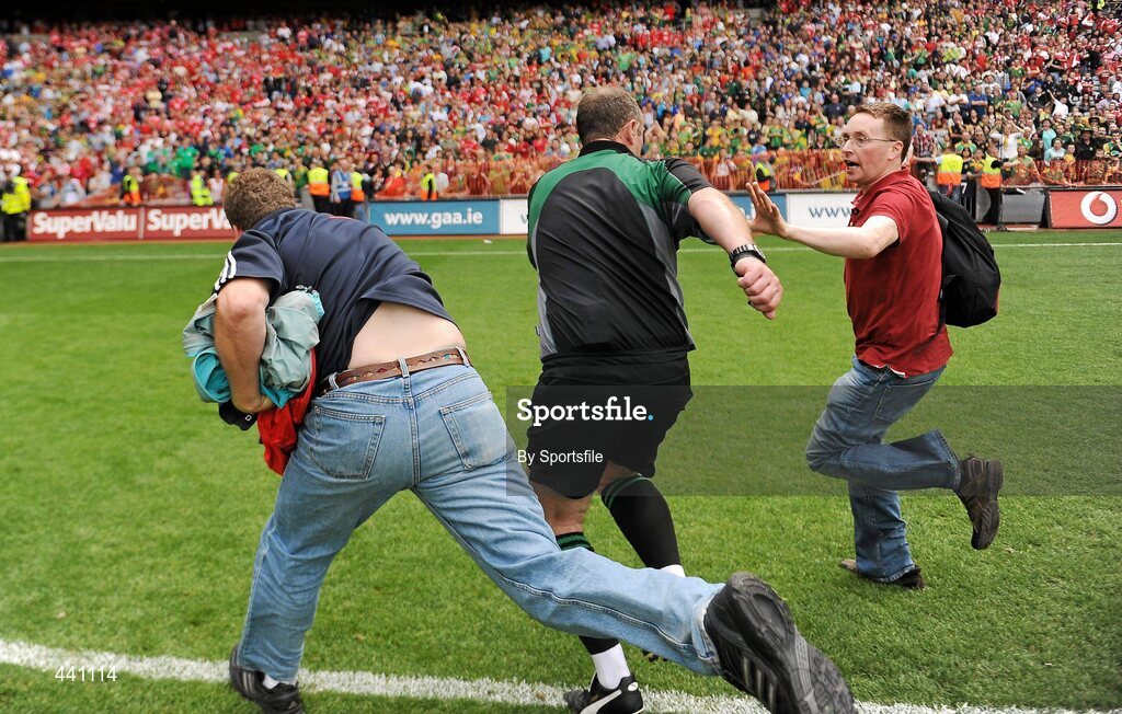 11 July 2010; Two fans approach referee Martin Sludden after the game. Leinster GAA Football Senior Championship Final, Meath v Louth, Croke Park, Dublin. Photo by Sportsfile