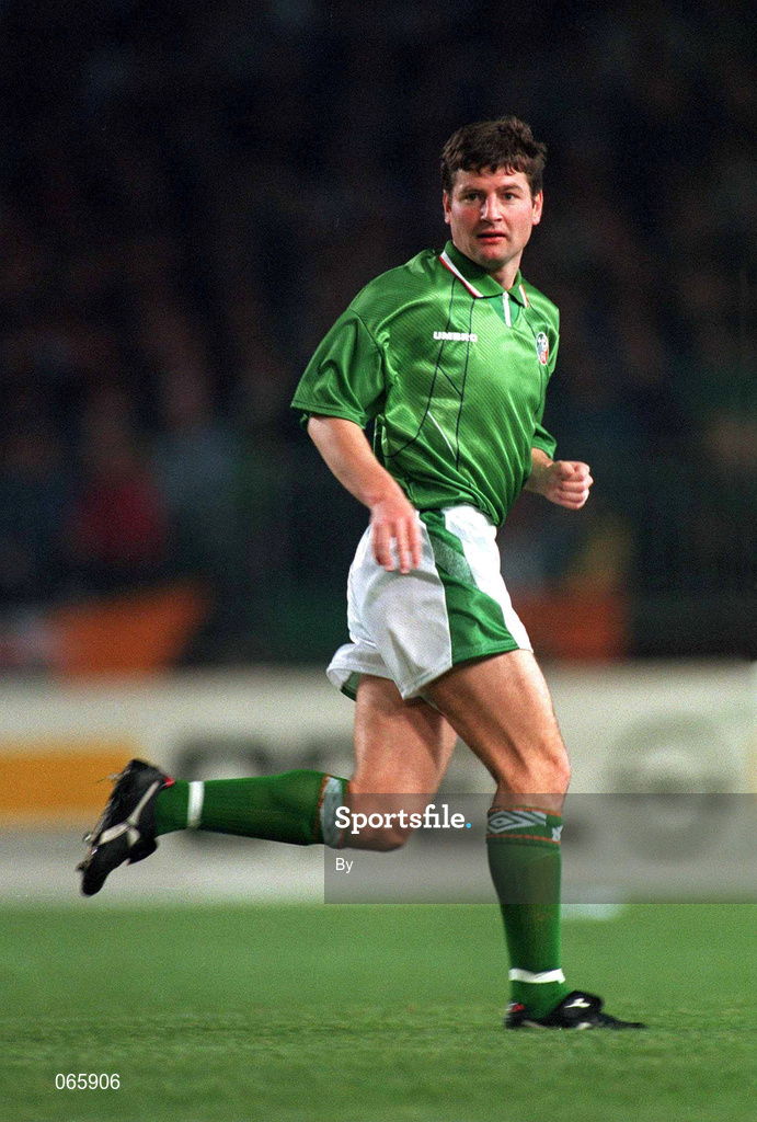 12 October 1994; Denis Irwin, Republic of Ireland. Soccer. Picture credit; David Maher / SPORTSFILE