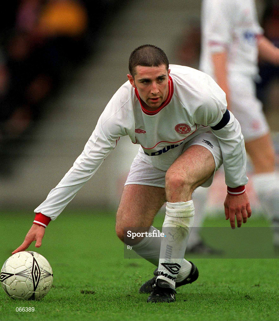 27 June 2001; Owen Heary, Shelbourne. Soccer. Picture credit; David Maher / SPORTSFILE