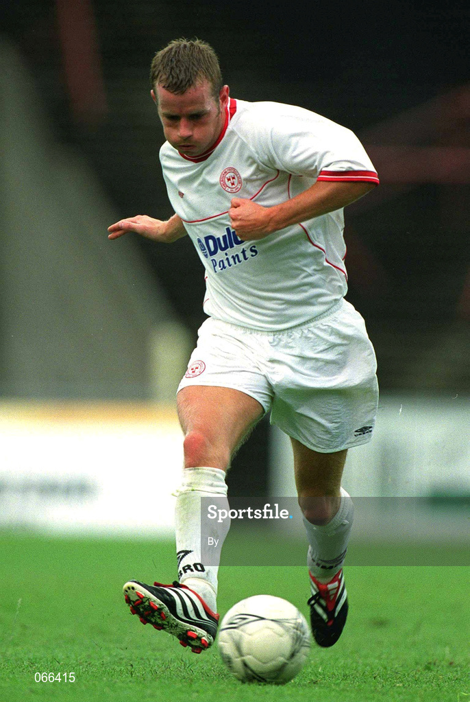 27 June 2001; Jonathan Minnock, Shelbourne. Soccer. Picture credit; David Maher / SPORTSFILE
