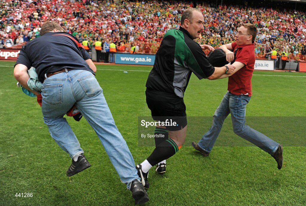 11 July 2010; Two fans approach referee Martin Sludden after the game. Leinster GAA Football Senior Championship Final, Meath v Louth, Croke Park, Dublin. Photo by Sportsfile