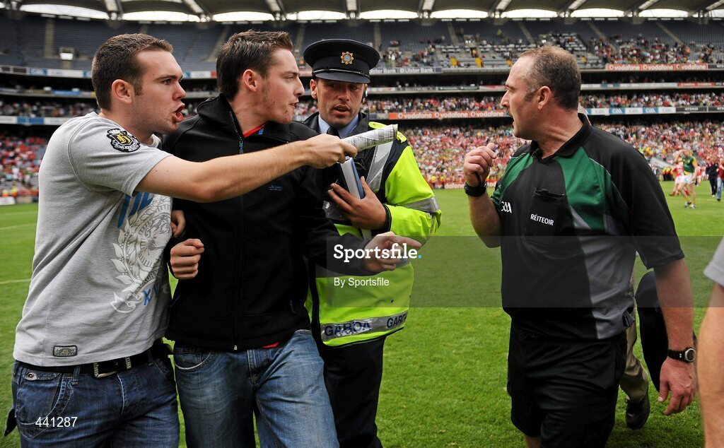11 July 2010; Two fans approach referee Martin Sludden after the game. Leinster GAA Football Senior Championship Final, Meath v Louth, Croke Park, Dublin. Photo by Sportsfile