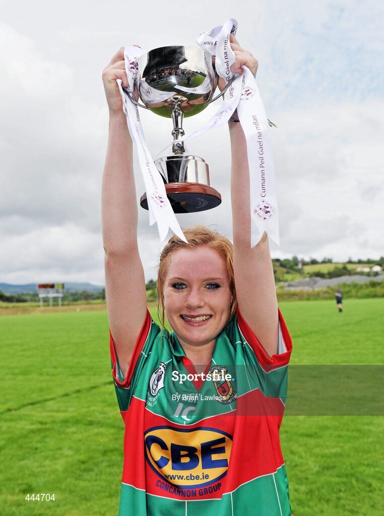 24 July 2010; Mayo captain Carol Hegarty lifts the cup. Ladies Gaelic Football Minor A Shield All-Ireland Final, Mayo v Westmeath, Seán O'Heslin GAA Cub, Ballinamore, Co. Leitrim. Picture credit: Brian Lawless / SPORTSFILE